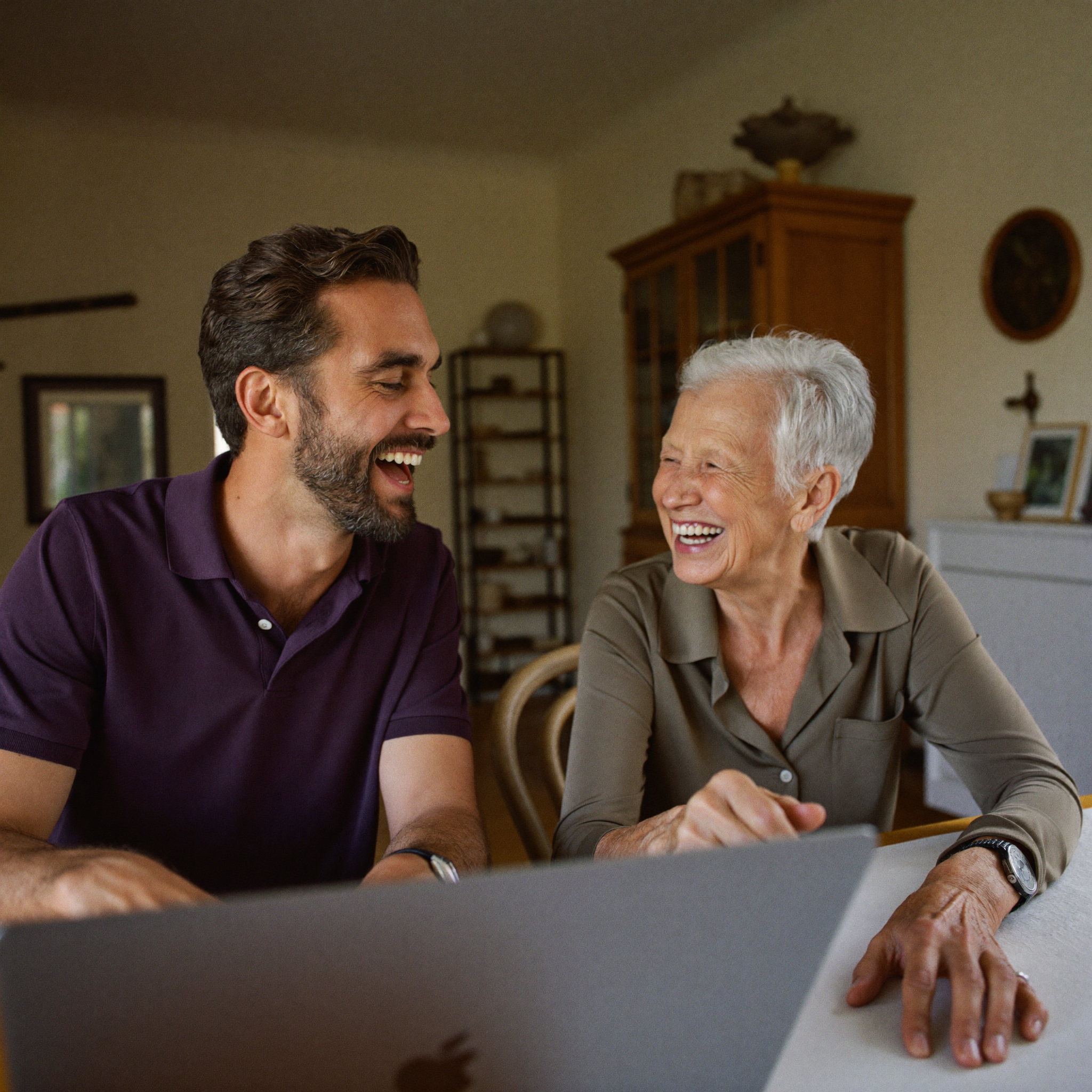 HulpICT medewerker helpt oudere klant achter laptop